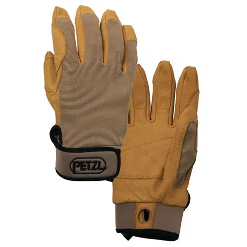Un par de guantes Petzl Cordex en color tostado y beige, con refuerzos en los nudillos y las puntas de los dedos. Los guantes tienen un cierre de velcro adornado con el logotipo de Petzl en la correa de la muñeca. Un guante se muestra con la palma hacia arriba, mientras que el otro se muestra con la palma hacia abajo.