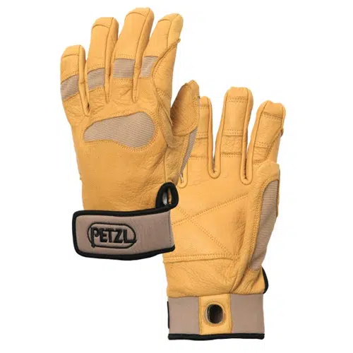 Los guantes Petzl Cordex Plus son unos guantes de seguridad de cuero amarillo con zonas reforzadas en la palma y los dedos. Vienen con correas de muñeca ajustables aseguradas con cierres de velcro e incluyen un lazo para sujetarlos cómodamente a un arnés o mosquetón.