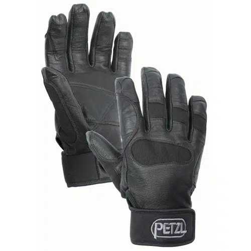 Un par de guantes Petzl Cordex Plus negros fabricados con material resistente con palmas acolchadas y nudillos reforzados. Los guantes tienen una correa ajustable en la muñeca con el logotipo de Petzl bordado en blanco. Se muestran ambos guantes, uno con la palma hacia arriba y el otro con la palma hacia abajo.