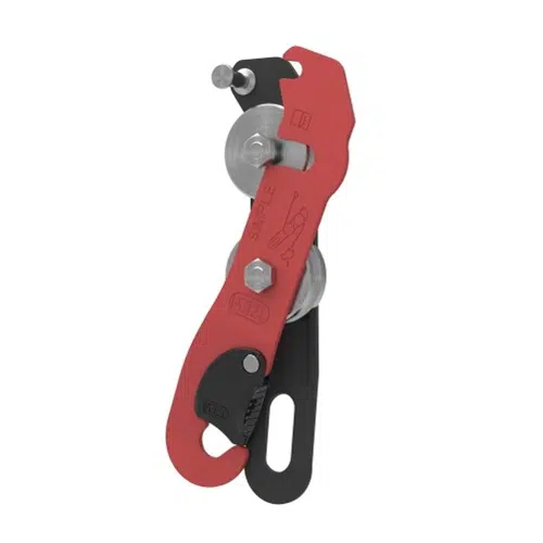 El Descensor Petzl Simple es un dispositivo mecánico diseñado para el descenso por cuerda en misiones de escalada o rescate, que cuenta con poleas y palancas. Se presenta en una combinación de colores rojo y negro, con la marca visible e instrucciones impresas en su superficie para mayor comodidad del usuario.