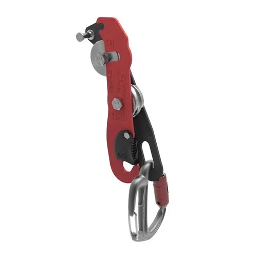 El Descensor Petzl Simple, en una llamativa combinación de colores rojo y negro, incluye un mosquetón incorporado. Está diseñado para escalar y utiliza componentes metálicos y un sistema de poleas para garantizar una gestión segura de la cuerda durante el ascenso.