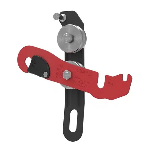 El Descensor Petzl Simple es un dispositivo mecánico de color rojo y negro que cuenta con un sistema de poleas y un gancho diseñado para la escalada o el manejo de cuerdas. Cuenta con un diseño minimalista y funcional con un mecanismo de bloqueo fácil de usar que mejora tanto la seguridad como la eficacia.