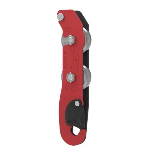El Descensor Petzl Simple, un dispositivo mecánico de color rojo y negro con componentes y poleas de metal, está diseñado para escalada o montaje. Cuenta con una palanca y varios tornillos para ajustes, y lleva la inscripción "SIMPLE" y la marca "PETZL" claramente impresa.