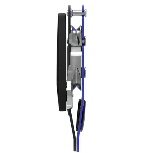 La vista lateral del conjunto de la caja de un reloj inteligente muestra una precisión similar a la del Descensor Petzl Stop. La imagen resalta componentes como los botones, la pantalla, los circuitos y la caja apilados verticalmente. El reloj inteligente se distingue por su elegante diseño en azul y negro.