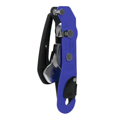 El Descensor Petzl Stop, un dispositivo de descenso industrial de color azul y negro, cuenta con un mango, componentes metálicos y mecanismos de bloqueo diseñados para el descenso controlado por cuerda. El dispositivo, que se utiliza habitualmente en operaciones de escalada o rescate, muestra de forma destacada la marca "Petzl".