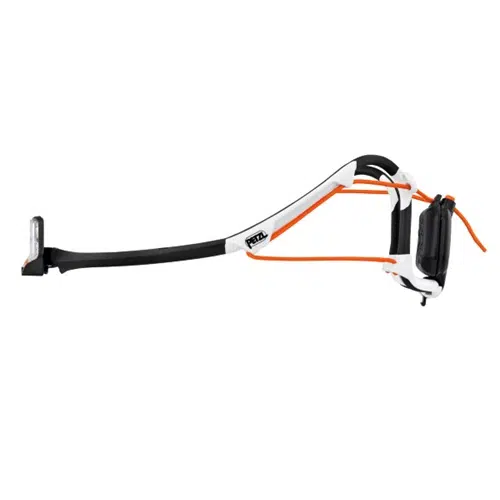 Vista lateral de una Linterna Frontal Petzl Iko Core 500lm con correas de color naranja. Esta linterna frontal, en blanco y negro, presenta un diseño compacto con una banda elástica ajustable y una pequeña luz montada en un brazo angular, lo que la hace ideal para actividades al aire libre.