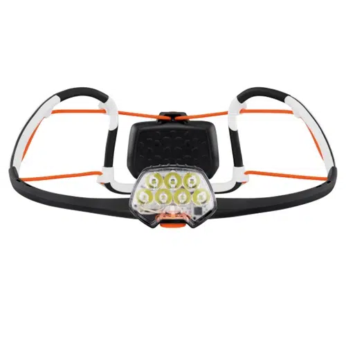 La Linterna Frontal Petzl Iko Core 500lm cuenta con múltiples luces LED y una correa ajustable en color negro y naranja. Su diseño incluye un módulo de luz central con soporte lateral adicional para un uso seguro, garantizando tanto comodidad como funcionalidad.