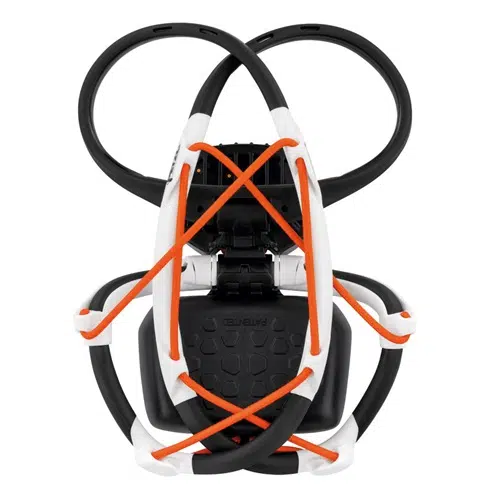 Pedal de bicicleta en blanco y negro con correas de goma entrecruzadas de color naranja y una superficie texturizada que evoca la sensación de seguridad que ofrece el uso de la Linterna Frontal Petzl Iko Core 500lm. Las presillas entrelazadas y el marco resistente resaltan su durabilidad y estabilidad.