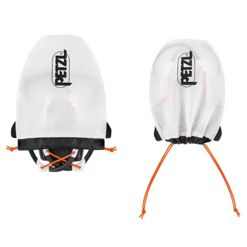 Junto a la linterna frontal Petzl Iko Core 500lm se muestran dos bolsas para cuerdas Petzl de color blanco con detalles en negro y naranja. El logotipo y la correa negra son claramente visibles desde la parte frontal, mientras que la parte posterior está diseñada con cordones naranjas para un cierre seguro.