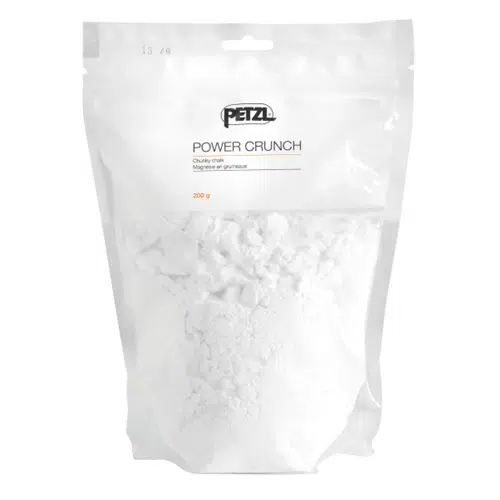 Una bolsa de plástico resellable etiquetada "Magnesio Petzl Power Crunch", clara y transparente, contiene 200 gramos de tiza blanca en forma de polvo con algunos pequeños trozos visibles.