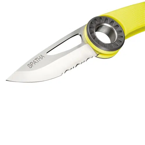 Primer plano de la navaja Petzl Spatha Amarillo, que muestra su hoja de acero inoxidable parcialmente dentada. El mango amarillo, con la inscripción "SPATHA", presenta un orificio circular cerca del pivote. Este diseño también incluye un orificio para el pulgar para abrirlo fácilmente.