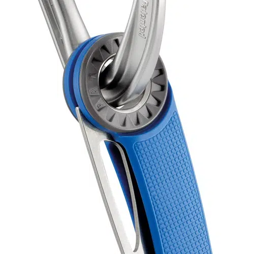 Primer plano de un mosquetón de escalada azul y plateado, similar al Navaja Petzl Spatha Azul, que muestra su diseño detallado y su agarre texturizado. El mecanismo de bloqueo se muestra claramente, lo que resalta su durabilidad y su artesanía experta.