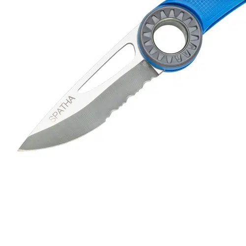 Un primer plano de la Navaja Petzl Spatha Azul revela una navaja plegable con un llamativo mango azul y una hoja parcialmente dentada. La palabra "SPATHA" está grabada cerca de la base, mientras que un orificio circular cerca del pivote garantiza un agarre y manejo sencillos.
