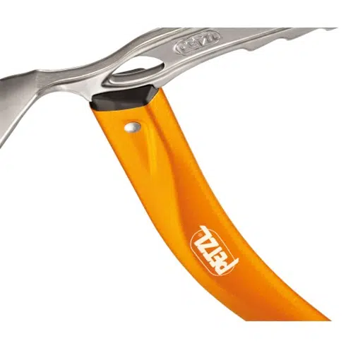 Primer plano del Piolet Técnico Petzl Summit Evo, que muestra su piolet para hielo, con un mango naranja y una cabeza plateada metalizada que encarna la precisión. La marca "PETZL" aparece de forma destacada en el mango, lo que resalta su artesanía.