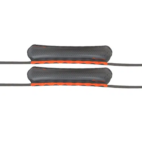 El Sea To Summit Pack Rack, un par de barras acolchadas en gris y naranja con correas ajustables, está diseñado para una mayor comodidad al utilizar su parrilla portaequipaje inflable.