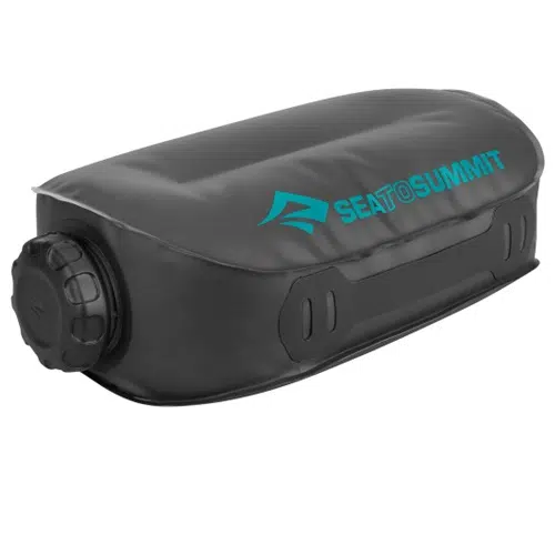 Un contenedor de agua plegable Watercell Sea To Summit ST Smoke en color negro con una capacidad de 4 litros, tapa de rosca, asas de transporte y el logotipo "Sea to Summit" en humo azul.