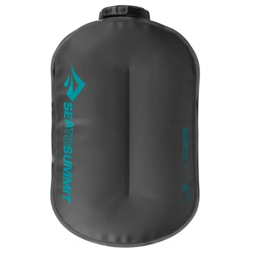 Bolsa de almacenamiento de agua Watercell Sea To Summit ST Smoke, etiquetada con un logotipo y texto en color azul. La bolsa negra tiene una tapa de rosca visible en la parte superior y una marca de capacidad de 4 litros en el frente.