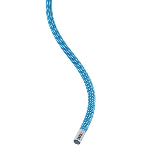 Un segmento de la Cuerda Dinámica Petzl Arial 9.5mm 80mts, enrollado en forma de S con tapón metálico en el extremo, aislado sobre fondo blanco.