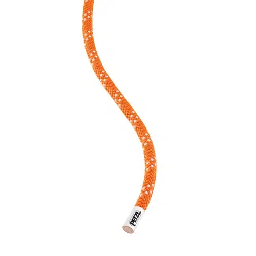 La cuerda de escalada Semiestática Petzl Club de 10 mm presenta un color naranja vibrante, adornado con elegantes patrones blancos, todo sobre un fondo blanco liso. El extremo de la cuerda está rematado con una tapa blanca que muestra de forma destacada el logotipo de la marca.