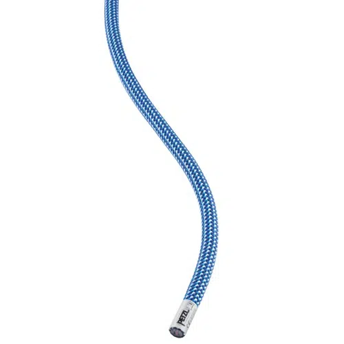 La Cuerda Dinámica Petzl Contact 9.8mm 60mts, con un diseño vibrante en azul y blanco, se enrolla elegantemente sobre un fondo blanco sencillo, resaltando su durabilidad con una etiqueta adherida a un extremo.