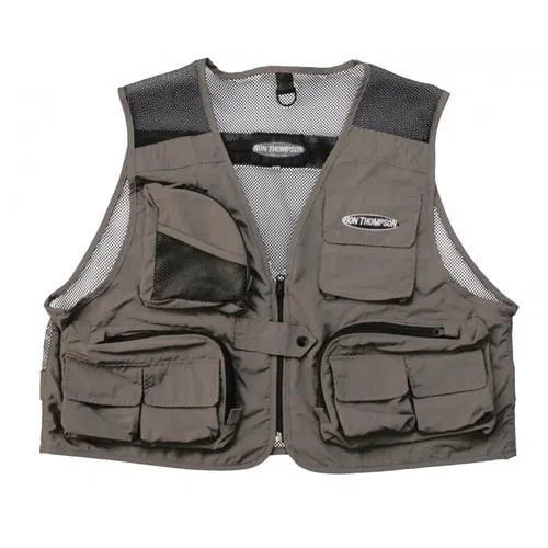 El chaleco de pesca Ron Thompson Mesh Lite M es un chaleco de pesca marrón con múltiples bolsillos de distintos tamaños en la parte delantera. Fabricado con una combinación de tejido Mesh Lite y liso, este chaleco tiene una cremallera en el medio y luce con orgullo el nombre de la marca "Ron Thompson".