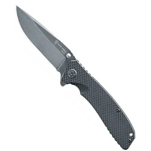 La navaja de bolsillo plegable Elite Force EF133 5.0933 de Navaja cuenta con un mango oscuro y texturizado y una hoja de acero inoxidable parcialmente extendida. Esta herramienta se destaca por su botón para abrirla fácilmente y su clip en el mango para transportarla cómodamente.