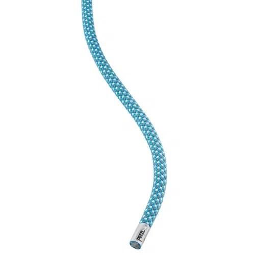 La Cuerda Dinámica Petzl Mambo 10.1mm 60mts, que presenta un impresionante patrón azul y blanco, incluye una etiqueta en un extremo, bellamente curvada sobre un fondo blanco prístino.