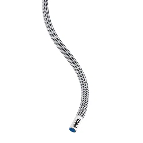 La Cuerda Dinámica Petzl Paso Guide 7.7mm 60m es una cuerda de escalada en espiral que presenta un patrón en blanco y negro, complementado con una punta azul y el logotipo distintivo "Petzl" cerca de su extremo. Esta cuerda ligeramente curvada se presenta elegantemente sobre un fondo blanco liso.
