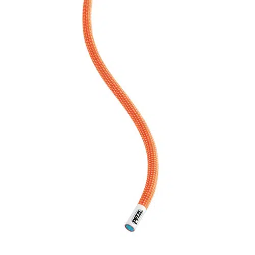 La cuerda de escalada dinámica, Cuerda Dinámica Petzl Paso Guide 7.7mm 60m, elegantemente enrollada en vibrantes colores naranja y blanco, presenta de forma destacada el logotipo de PETZL en su extremo sobre un fondo blanco limpio.