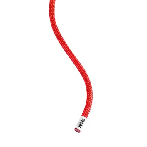 La Cuerda Doble Dinámica Petzl Rumba 8mm 60mts luce un llamativo diseño rojo con un sofisticado patrón moteado en blanco y rojo, elegantemente curvado y enrollado sobre un fondo blanco. El extremo está marcado con una etiqueta que muestra el logotipo de Petzl.