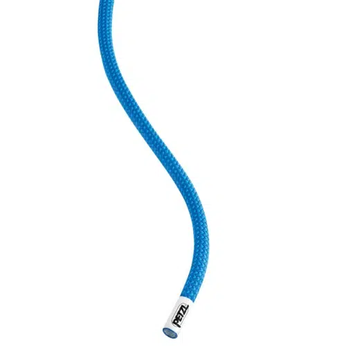 La Cuerda Doble Dinámica Petzl Rumba 8mm 60mts es una cuerda de escalada azul que se curva en forma de S sobre un fondo blanco. La cuerda presenta una textura tejida con una etiqueta distintiva de Petzl cerca del extremo.