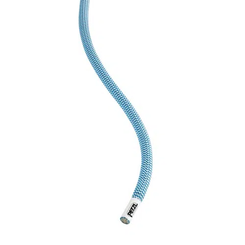 Sobre un fondo blanco liso, la Cuerda Dinámica Petzl Tango 8,5 mm 60 m es una cuerda de escalada conocida por su diseño trenzado azul y blanco y una etiqueta distintiva PETZL en el extremo.