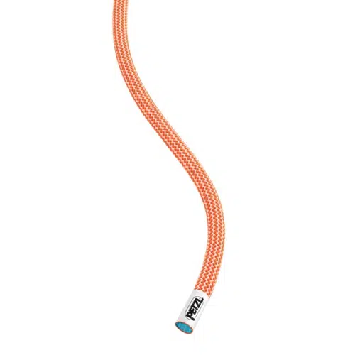 La Cuerda Dinámica Petzl Volta Guide 9mm es una cuerda de escalada de color naranja adornada con un tapón blanco y un núcleo azul visible. Presenta un patrón en zigzag y una etiqueta de marca cerca del extremo, mientras que su forma de S elegantemente curvada acentúa su diseño elegante.