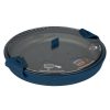 Tapa redonda transparente con bordes azules y asas plegables, diseñada para la olla plegable de silicona Sea To Summit X-Pot 4.0L Neavy. Incluye instrucciones de cocción, un logotipo de la marca y cuenta con un colador incorporado, perfecto para acampar o para aventuras culinarias al aire libre.