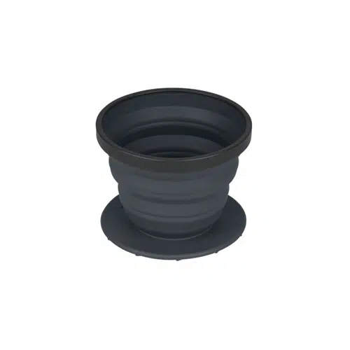 Un gotero plegable de silicona Sea To Summit X-Brew Coffee Dripper, que cuenta con una taza de silicona gris plegable con una base redonda y un cuerpo estriado, diseñada para plegarse y almacenarse de forma compacta. La taza parece extendida hasta su altura máxima en la imagen.