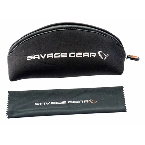 Un estuche de tela negro con cierre que lleva la inscripción "Savage Gear" en blanco es perfecto para proteger sus lentes de sol polarizados Savage Foalting Amber. El estuche viene con un paño de limpieza negro a juego, también etiquetado como "Savage Gear", para garantizar que sus lentes de sol se mantengan impecables y a la moda.
