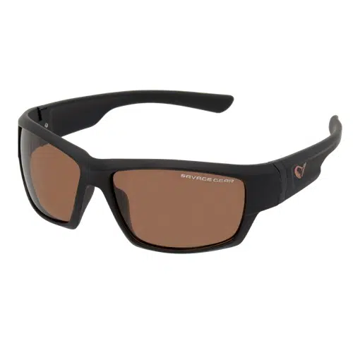 Presentamos las Lentes de Sol Polarizados Savage Foalting Amber: estas gafas de sol deportivas y modernas con montura negra cuentan con lentes polarizadas de color marrón. La marca "Savage Gear" está elegantemente impresa en blanco en el lateral de una de las patillas, lo que las hace perfectas para actividades al aire libre.