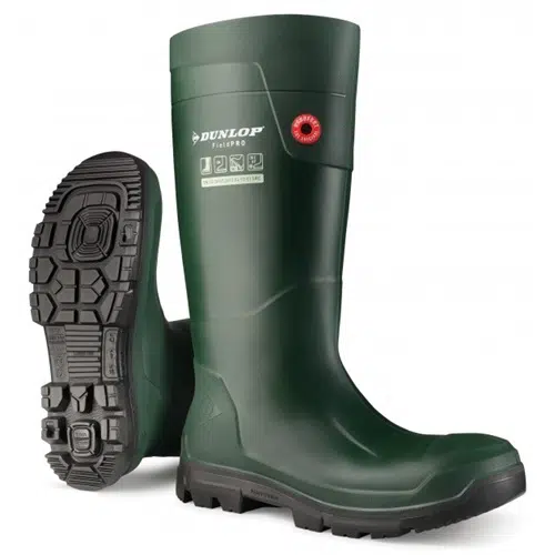 Un par de botas Bota Dunlop Purofort Fieldpro Full Safety Verde. Una bota se mantiene en posición vertical mientras que la otra se encuentra de lado, mostrando el dibujo de la suela. Las botas tienen una válvula roja cerca de la parte superior y una etiqueta con texto y símbolos que indican las características de seguridad.