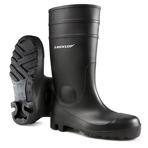 Un par de botas de lluvia Bota Dunlop Protomastor Full Safety Negro. Una bota se encuentra en posición vertical, resaltando su elegante exterior negro y su logotipo distintivo, mientras que la otra se encuentra de lado, revelando la suela con dibujo profundo diseñada para una tracción superior.