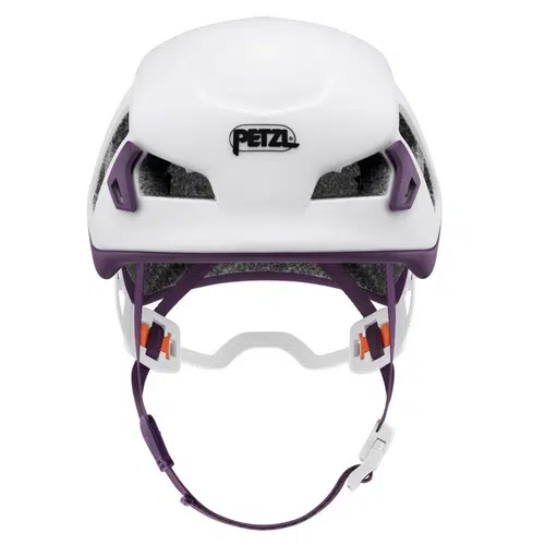 El casco de escalada Petzl Meteora para mujer cuenta con un diseño elegante con detalles en violeta, una correa de barbilla segura y una amplia ventilación. Su distintivo logotipo "PETZL" negro se muestra de manera destacada en la parte delantera, lo que ofrece estilo y seguridad para tus escaladas.