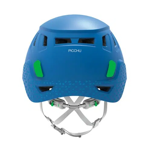 Casco Petzl Picchu para niños en azul y verde, con aberturas de ventilación, correas blancas ajustables y una sección inferior texturizada adornada con pequeños patrones triangulares. El nombre "PICCHU" está impreso con orgullo en el frente.