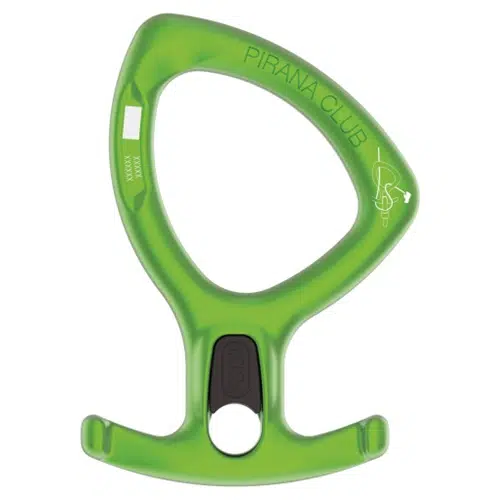 El Descensor Petzl Pirana Club es un dispositivo de descenso de color verde que presenta una forma ovalada ancha con un orificio central y dos pequeñas extensiones en la parte inferior. El logotipo de la marca y las instrucciones de uso detalladas están impresos directamente en el dispositivo, lo que lo convierte en una herramienta esencial para su equipo de escalada.