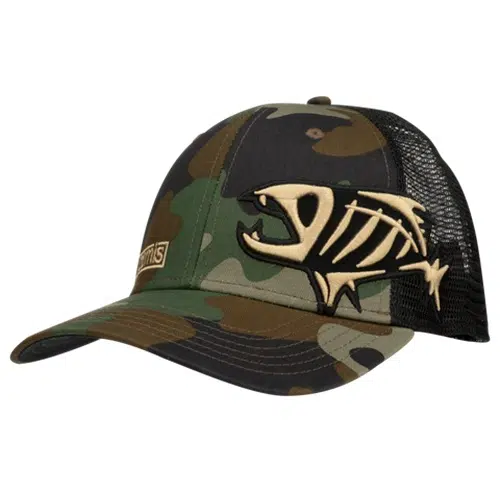 Gorra de béisbol con estampado de camuflaje y parte trasera de malla negra. La parte delantera presenta un diseño bordado de un esqueleto de pez en color beige. El lado izquierdo de la gorra G-Loomis Logo Camo luce un pequeño parche rectangular beige con texto, que muestra su estilo distintivo.