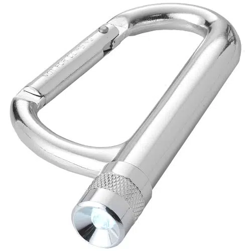 El Mosquetón Quail con Linterna Led PT004L en color plata metalizada integra una linterna LED en un extremo. Este mosquetón cuenta con un cierre con resorte para una fácil fijación y aloja la linterna cilíndrica, que emite una luz blanca brillante.