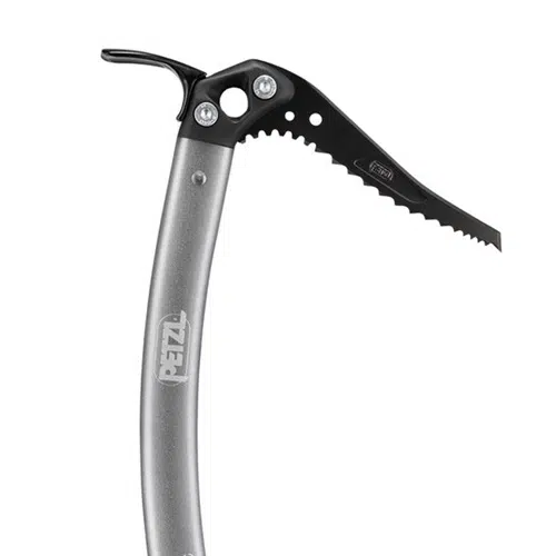 Primer plano del Piolet Petzl Sum'tec con Pala, que muestra un piolet plateado con una punta dentada negra. La suave curva del mango lleva la marca "Petzl". Su diseño innovador lo hace ideal para aventuras de escalada o montañismo.