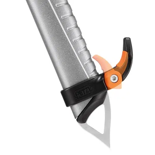 Primer plano de un Piolet Petzl Sum'tec con Pala, en el que destaca su empuñadura metálica y su pequeño pico afilado en el extremo. Cuenta con una banda negra con un mecanismo de palanca naranja para asegurarlo. La superficie estriada garantiza un buen agarre e incluye un diseño de pala eficiente ideal para ascensos desafiantes.