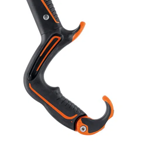 Un primer plano del mango ergonómico Piolet Petzl muestra su diseño curvo en negro y naranja, completo con ranuras que mejoran el agarre y una punta adjunta que viene con una cubierta protectora.