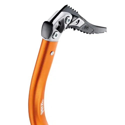 Primer plano del Piolet Petzl Ergonomic, con empuñadura de color naranja y cabeza dentada de color negro, especialmente diseñado para actividades de escalada o alpinismo. Este piolet ergonómico está inclinado para ofrecer un agarre y una eficacia óptimos en condiciones de hielo.
