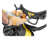 Primer plano de una persona con guantes de protección que utiliza un cordón de seguridad ajustable en un Arnés Industrial Falcon Petzl 2022. La configuración incluye una bolsa amarilla y negra unida al arnés, lo que sugiere preparación para escalar o usar equipo de seguridad.