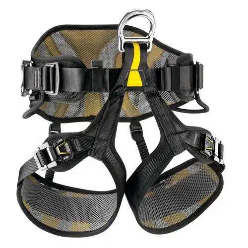 El arnés de seguridad Petzl Avao Sit Fast Europeo de Arnés Industrial es un arnés de seguridad negro y gris con correas acolchadas en la cintura y las piernas. Cuenta con hebillas y puntos de sujeción de metal, resaltados con detalles en amarillo. Diseñado para escalada en roca o aplicaciones industriales, el arnés ofrece un ajuste ajustable y seguro de acuerdo con las normas europeas.
